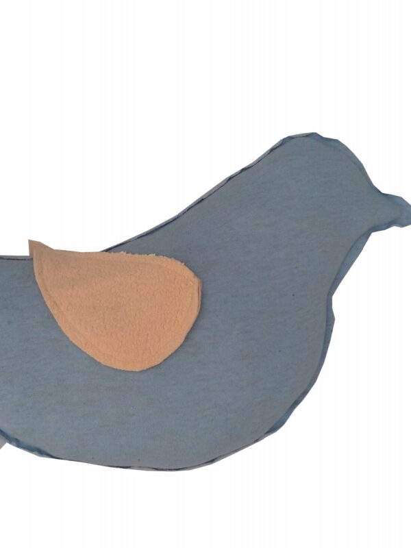 close almofada em formato de pássaro azul com asa bege