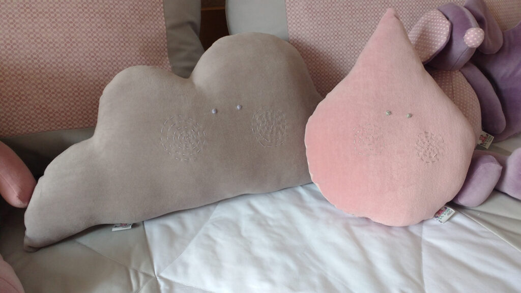 close cama solteiro com almofada nuvem cinza e gotinha rosa