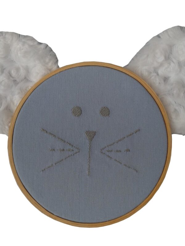 quadro de bastidor com carinha de ratinho azul claro, orelhas em pelúcia branca