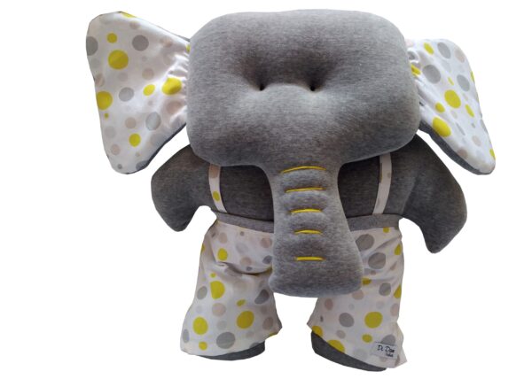 almofada em formato de elefante cinza com macacão e orelhas estampado de bolas cinza e amarelo