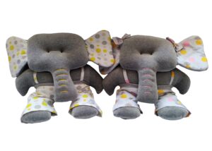 duas almofadas em formato de elefante cinza, uma com macacão e orelhas estampado de bolas cinza e amarelo e outra com macacão e orelhas estampado abacaxi cinza, amarelo e rosa.