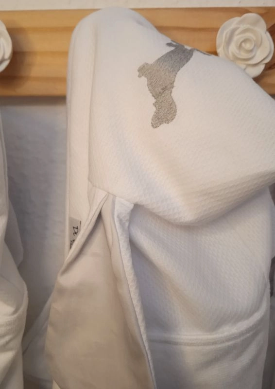 toalha de banho infantil com capuz pendurada no gancho