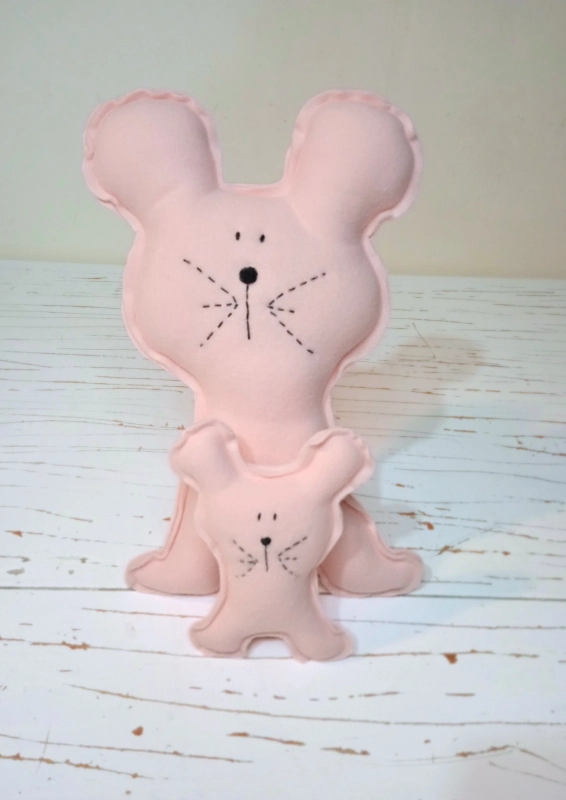 naninha de ratinho em soft rosa e chocalho para bebê combinando