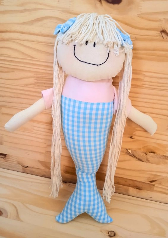 boneca de pano sereia com cabelo de barbante, rostinho bordado mão e roupinha rosa liso e xadrez azul piscina