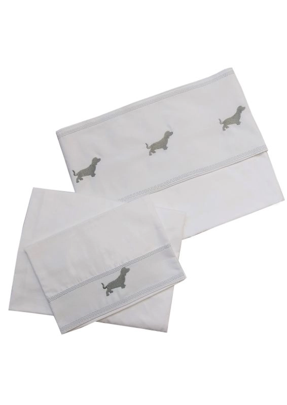 conjunto de lençol de berço branco com barrado bordado cachorrinho cinza